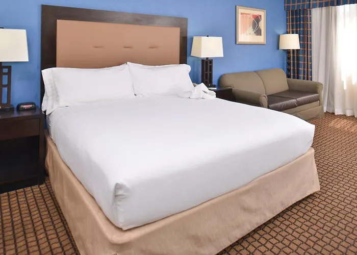 Hotel Ramada Plaza By Wyndham & Convention Center 3*