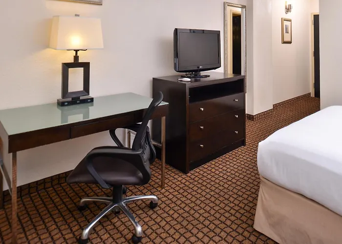 Hotel Ramada Plaza By Wyndham & Convention Center 3*